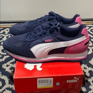 Puma runner tennis shoes